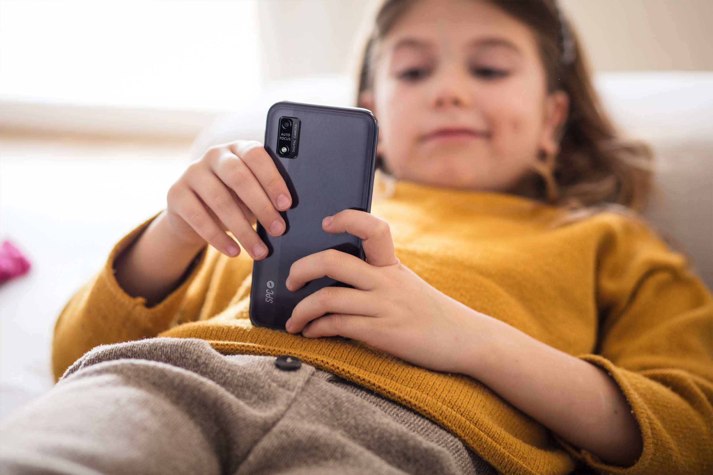 Cómo elegir los mejores móviles para niños y qué debes saber antes